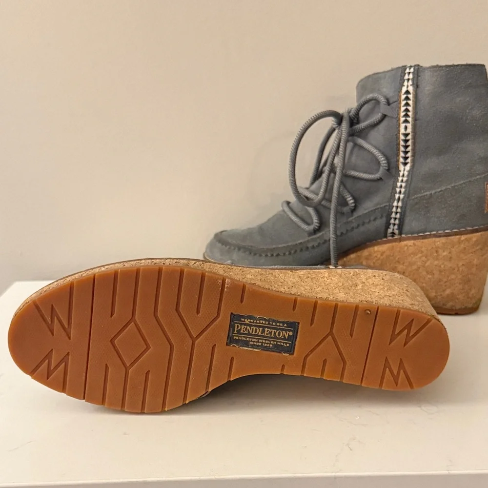 Pendleton Islegate Gray Wedge Suede Boots cute chic cork heel size 9 like new